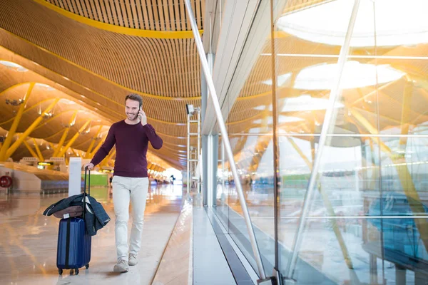 Mann läuft am Flughafen mit Handy vor — Stockfoto