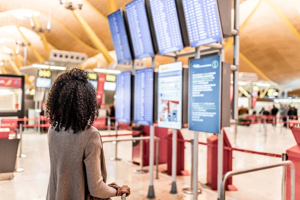 여자는 공항에서 시간표 정보 창을 보고 — 스톡 사진