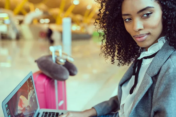 Černá žena pracovat s notebookem na letišti čeká na wi Royalty Free Stock Obrázky