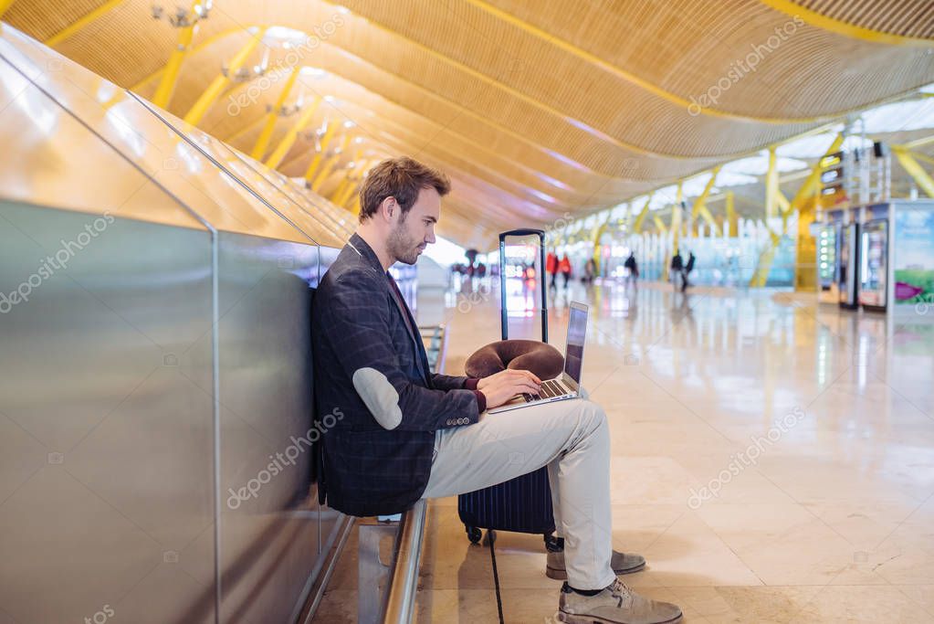 Правила безопасного поведения в аэропорту. В аэропорту необходимо быть. Встреча в аэропорту. Люди в аэропорту. Аэропорт внутри.