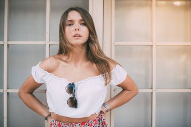 Mutlu güzel genç kadın