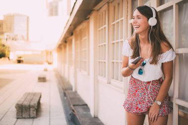 Mutlu genç kadın müzik cep telefonu