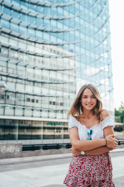 mutlu, güzel, genç bir kadın portresi 