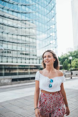 mutlu, güzel, genç bir kadın portresi 