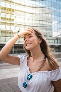 mutlu, güzel, genç bir kadın portresi 