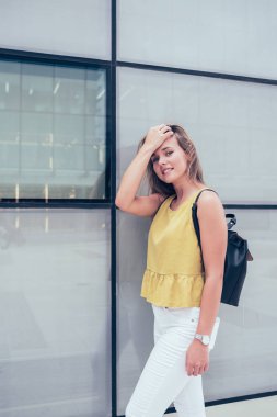 Mutlu güzel genç kadın 