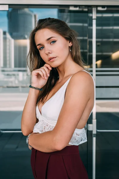 Beautiful young woman posing — Stock Photo, Image