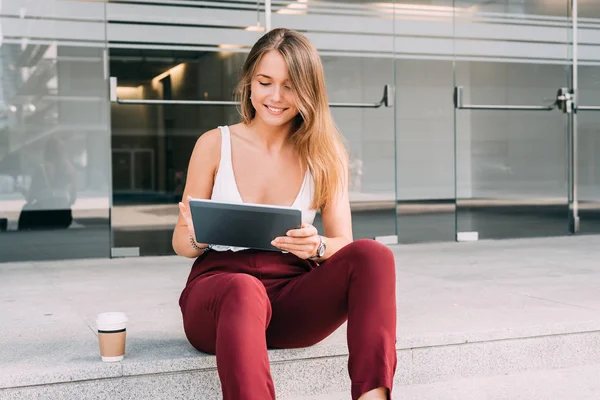 Krásná mladá žena seděla na schodech na tabletu — Stock fotografie