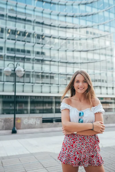 mutlu, güzel, genç bir kadın portresi 