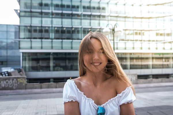 Портрет счастливой красивой молодой женщины — стоковое фото