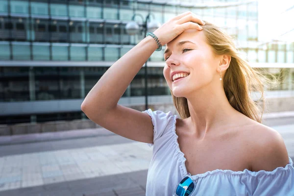 mutlu, güzel, genç bir kadın portresi 