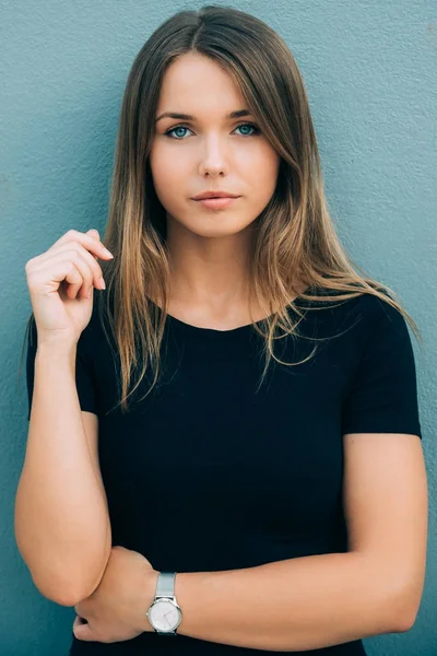 mutlu, güzel, genç bir kadın portresi 