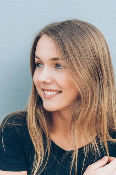 Güzel bir genç kadının portresi. 