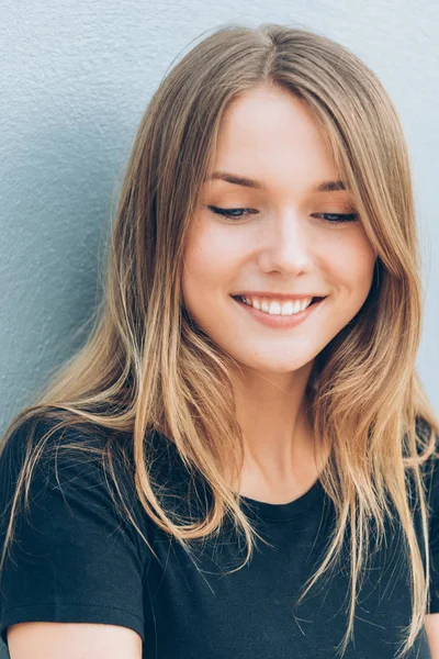 Güzel bir genç kadının portresi. 