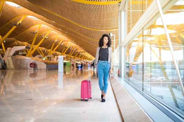 Mulher frente andando no aeroporto — Fotografia de Stock