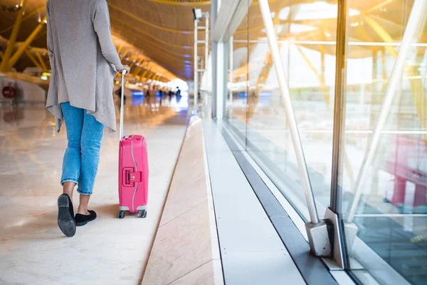 Mujer frente a pie en el aeropuerto — Foto de Stock