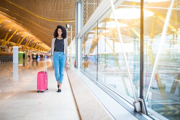 Frau läuft vor dem Flughafen — Stockfoto