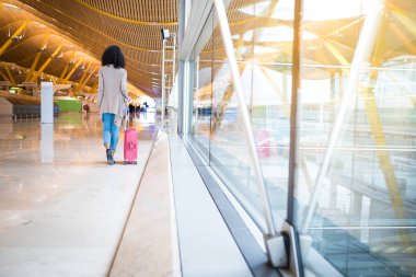 Havaalanında yürüyen kadın açık