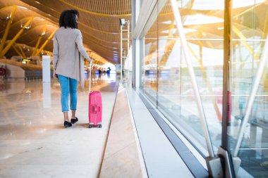 Havaalanında yürüyen kadın açık