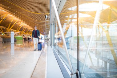 Havaalanında cep telefonuyla yürüyen adam açık