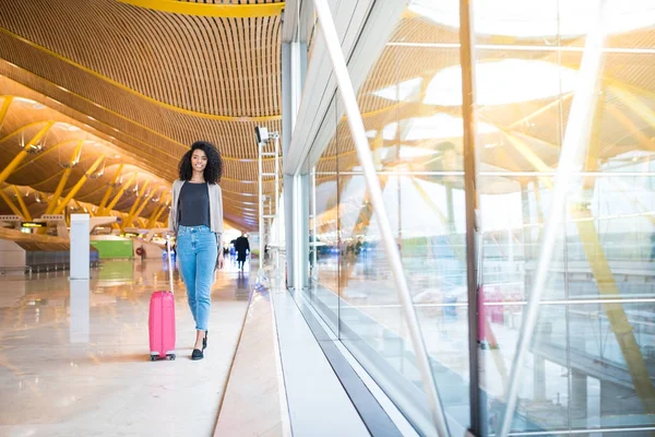 Mulher frente andando no aeroporto — Fotografia de Stock