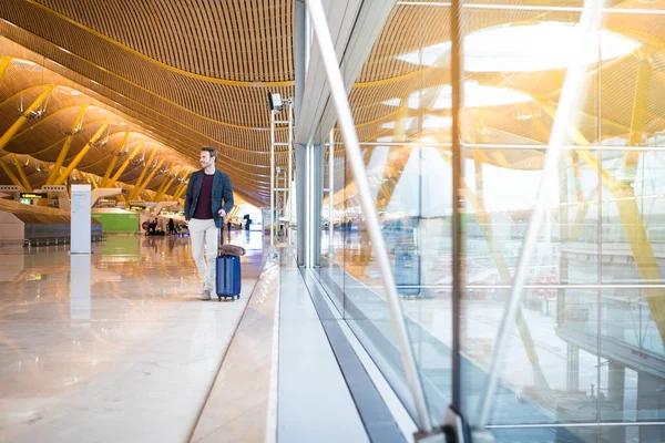 Mann läuft am Flughafen mit Handy vor — Stockfoto