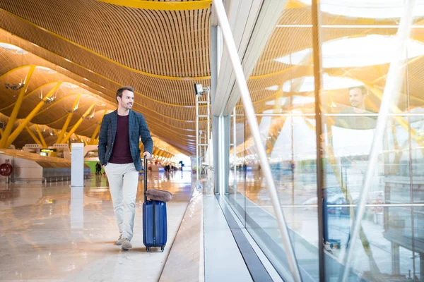 Mann läuft am Flughafen mit Handy vor — Stockfoto