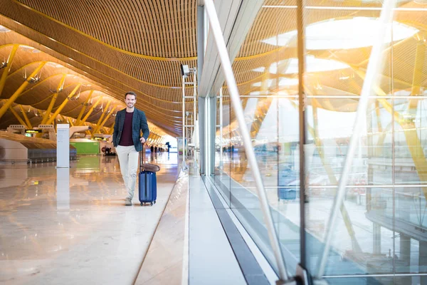 Hombre frente a pie en el aeropuerto utilizando el teléfono móvil — Foto de Stock