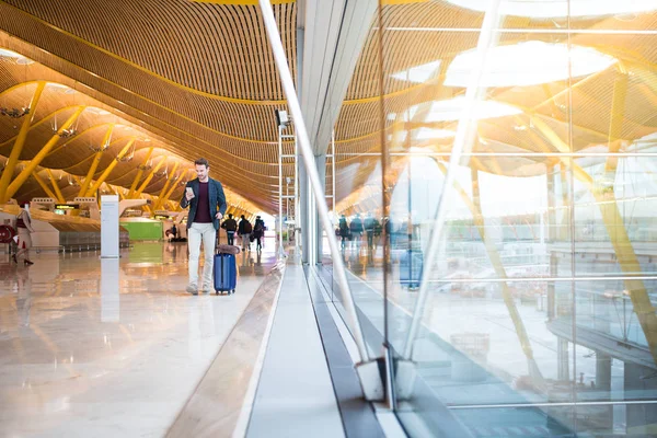 Havaalanında cep telefonuyla yürüyen adam açık