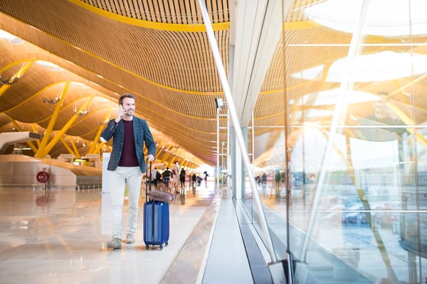 Mann läuft am Flughafen mit Handy vor — Stockfoto