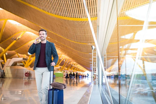 Man front walking at the airport using mobile phone — Stock Photo, Image