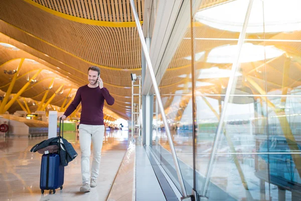 Hombre frente a pie en el aeropuerto utilizando el teléfono móvil — Foto de Stock