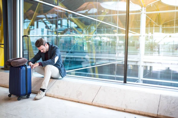 Adam üzgün, üzgün ve kızgın havaalanında uçuş gecikir