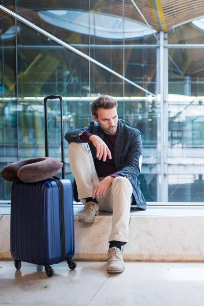 Mann unglücklich und frustriert am Flughafen: sein Flug fällt aus — Stockfoto