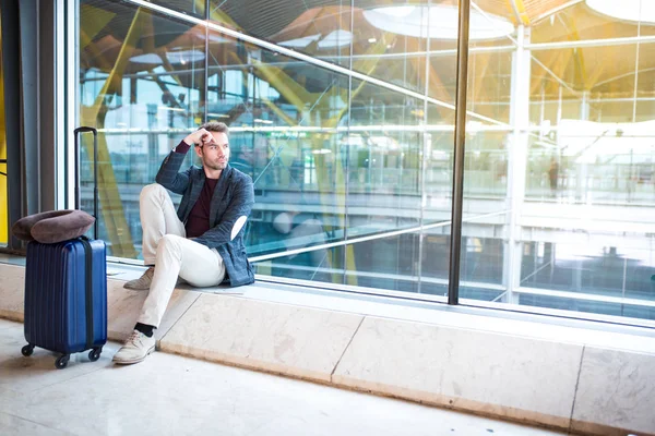 Hombre molesto, triste y enojado en el aeropuerto su vuelo se retrasa — Foto de Stock