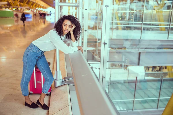 Frau traurig und unglücklich am Flughafen über Flugausfall — Stockfoto