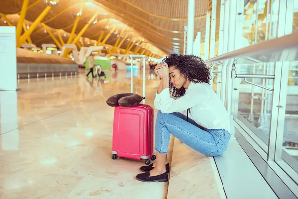 Schwarze Frau verärgert und frustriert über Flugausfall am Flughafen — Stockfoto