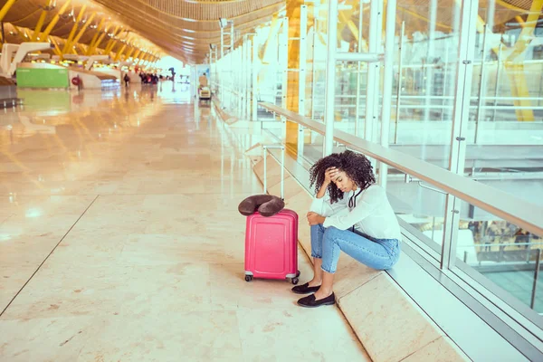 Frau traurig und unglücklich am Flughafen über Flugausfall — Stockfoto