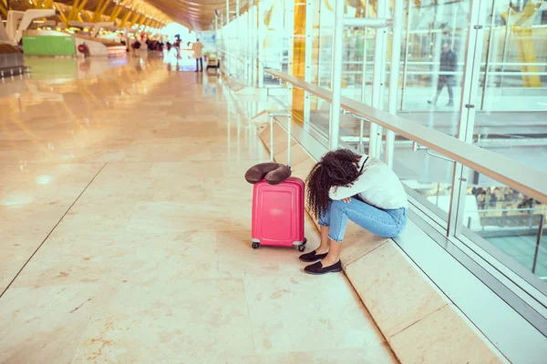 Schwarze Frau verärgert und frustriert über Flugausfall am Flughafen — Stockfoto