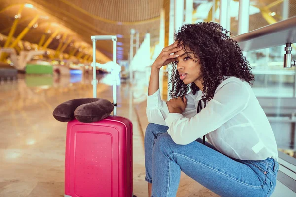 Black Woman upset and frustrated at the airport with flight canceled — Stock Photo, Image