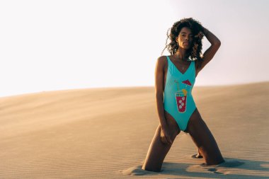 Bir çöl dunes kum poz güzel genç kadın