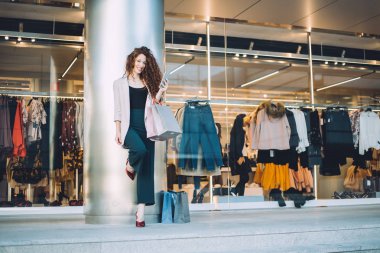 Mutlu güzel genç Kızıl saçlı kadının alışveriş ve cep telefonu konuşma yapması