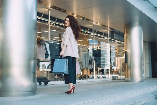 Feliz hermosa joven pelirroja haciendo compras —  Fotos de Stock