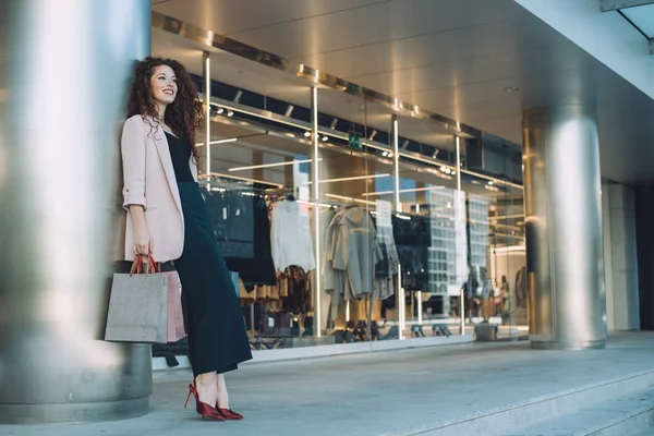 Feliz hermosa joven pelirroja haciendo compras —  Fotos de Stock