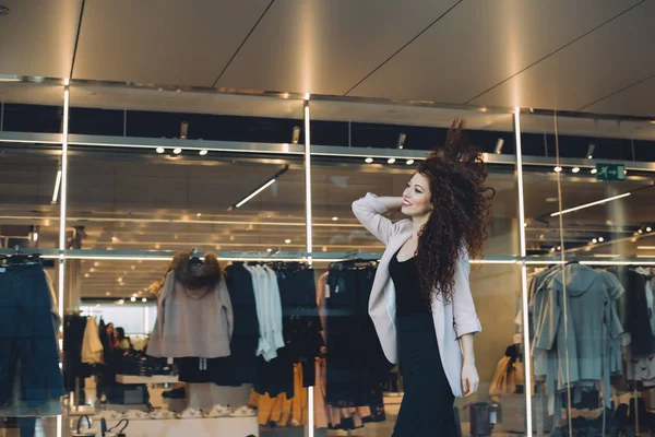 Glada vackra unga rödhårig kvinna gör shopping — Stockfoto