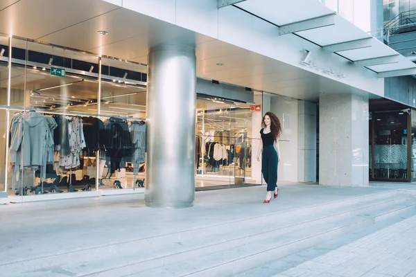 Glücklich schöne junge rothaarige Frau beim Einkaufen — Stockfoto