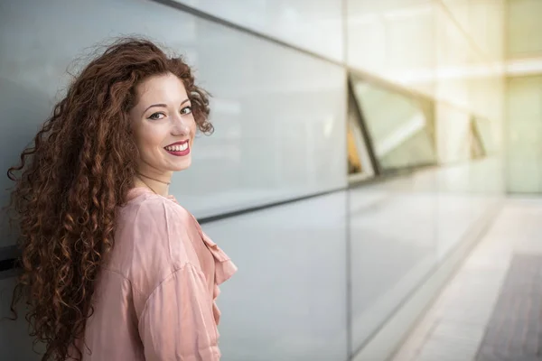 Porträtt av en glad vacker ung rödhårig kvinna — Stockfoto