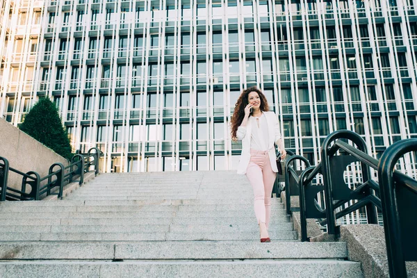 Junge rothaarige Geschäftsfrau geht auf der Treppe — Stockfoto