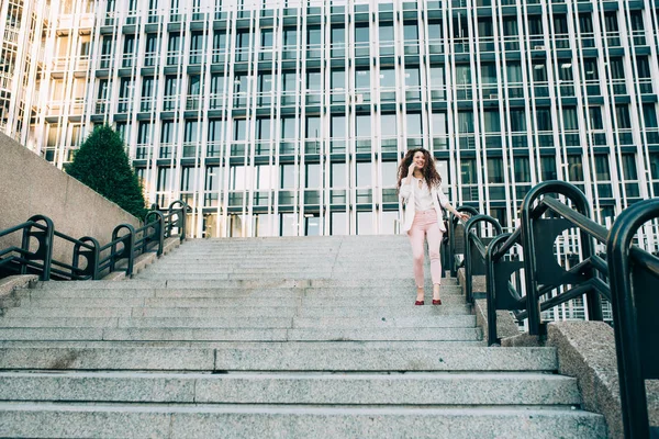 Молодая рыжая деловая женщина, идущая по лестнице — стоковое фото
