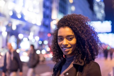 şehirde gece merak kadın 